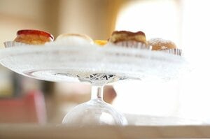 平皿と脚つき食器を組み合わせてケーキスタンドに