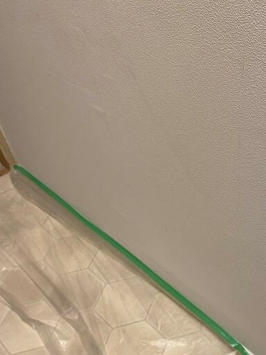 フィルムを広げて床に飛び散らないように