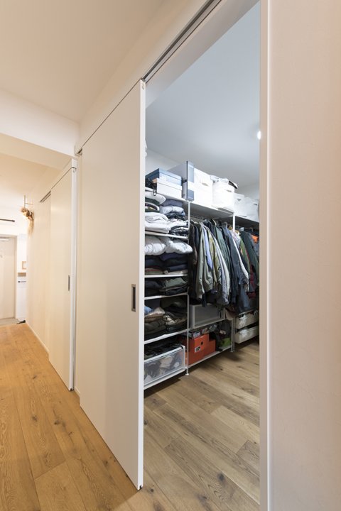 住まいの中心に設けた広いウォークインクローゼット