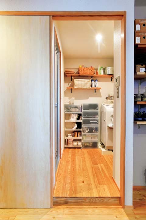 ウォールシェルフと市販のケースで収納を増やした洗面室