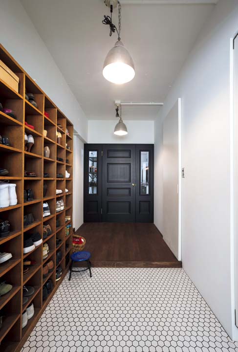 たたきにヘキサゴンタイルを使った玄関