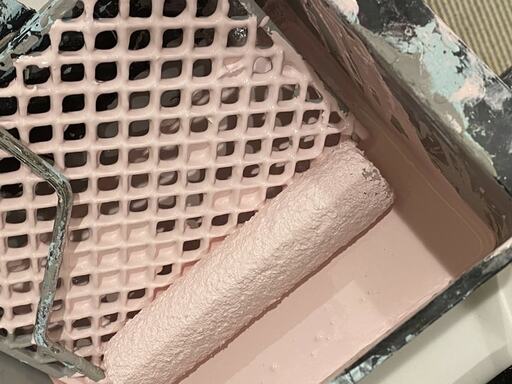 ローラーの塗料は、バケットの網目の上で転がして余分な塗料を落とす