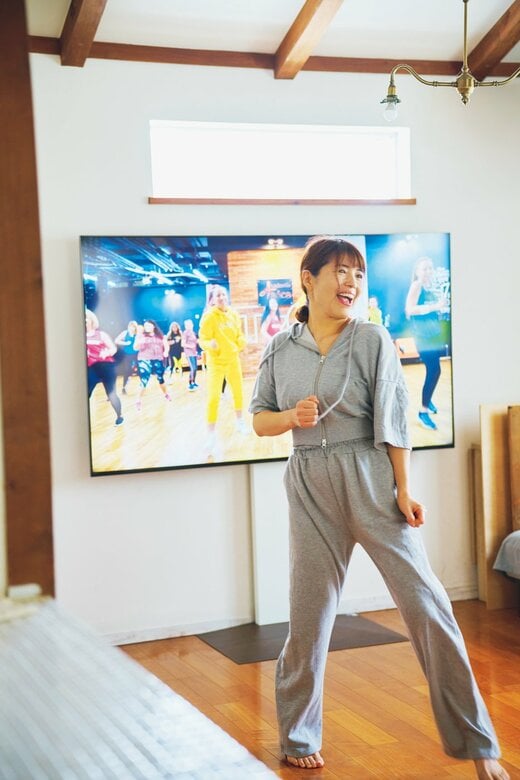 テレビの前で楽しく運動するほりえさん