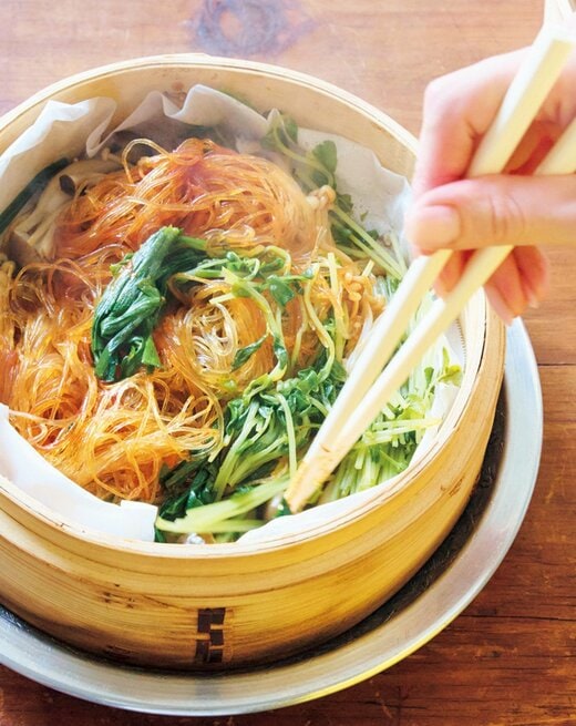 せいろに入った春雨や野菜を箸で混ぜ合わせている様子