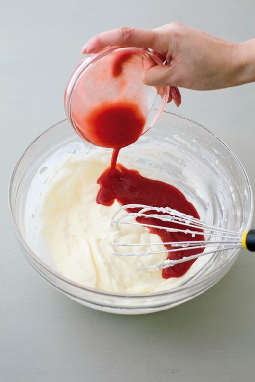 ボウルに入った生地にイチゴのピュレを流し入れる様子
