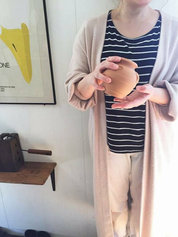 ポプリポットを振って香りを立たせる様子