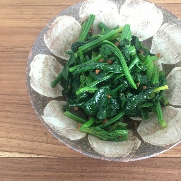 ホウレンソウのおひたしにしょうゆ麹を加える