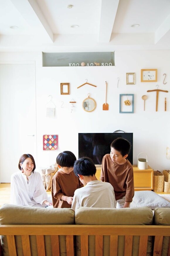 リビング母子4人