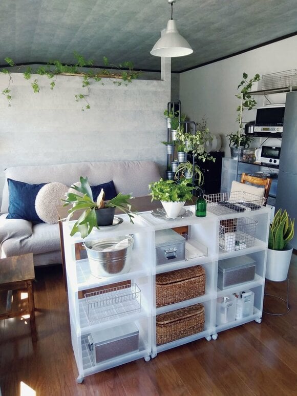 素材の異なる収納グッズを組み合わせて見せる