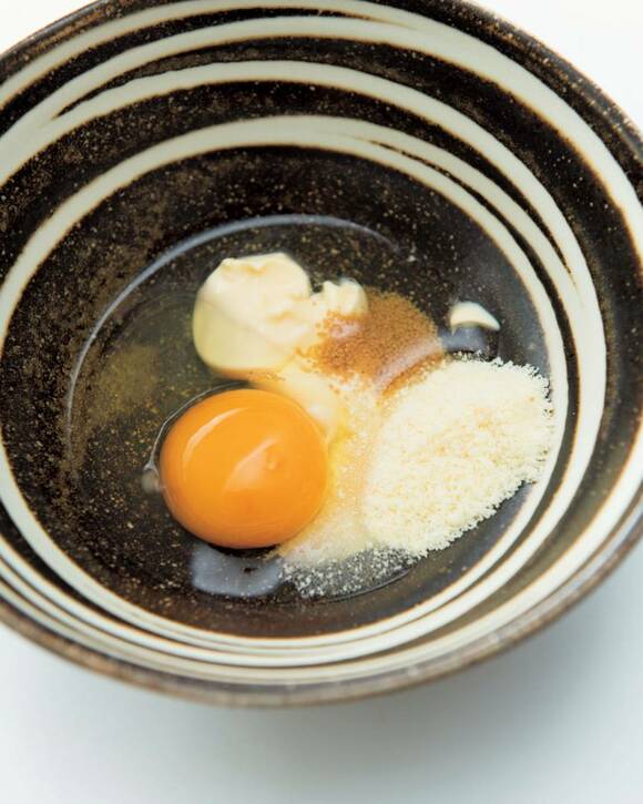 生卵とマヨネーズ粉チーズ