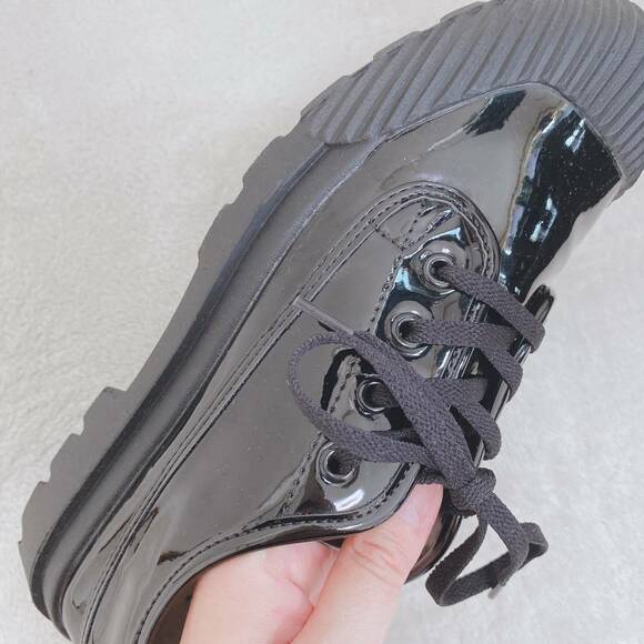 レインスニーカーを持った状態