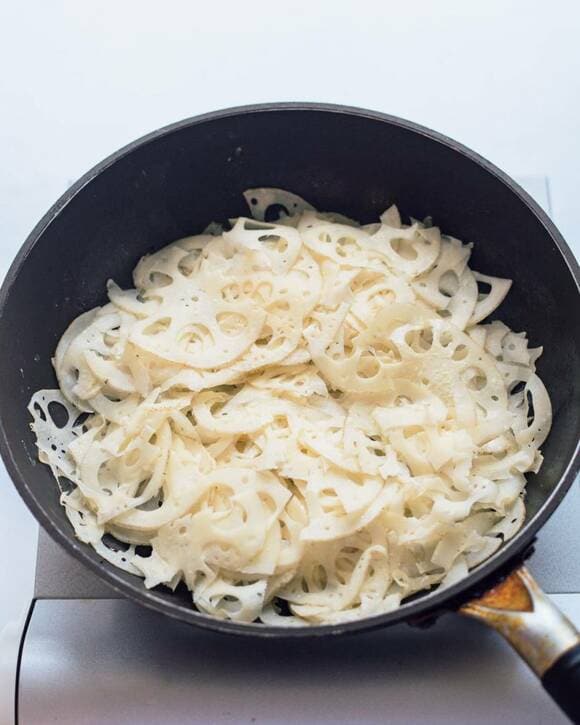 フライパンにレンコン