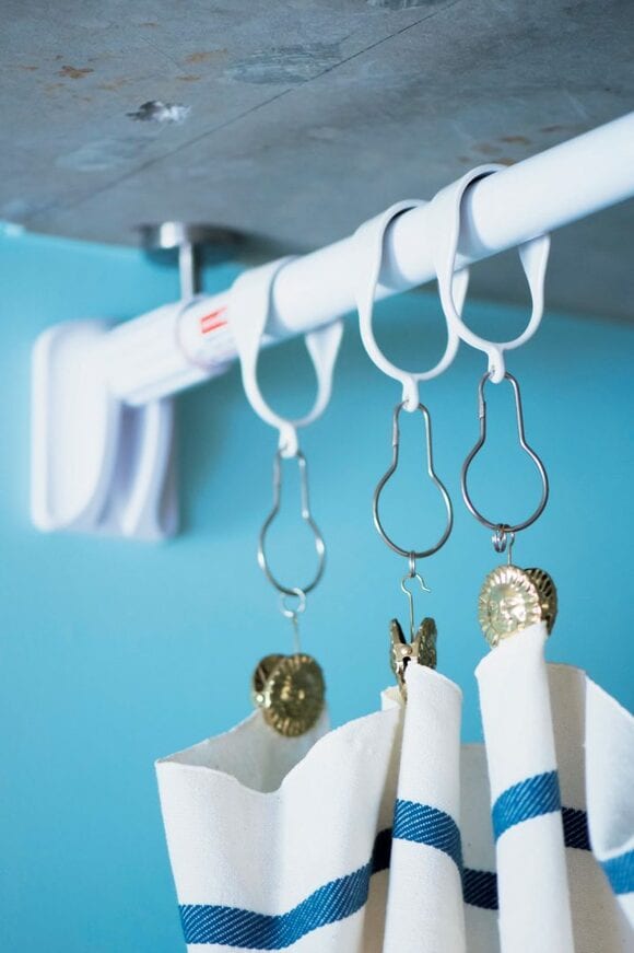 ジャッキ式のつっぱり棒を使用している様子