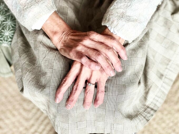 薬指に指輪を付けた女性が両手を重ねている様子のイメージ画像