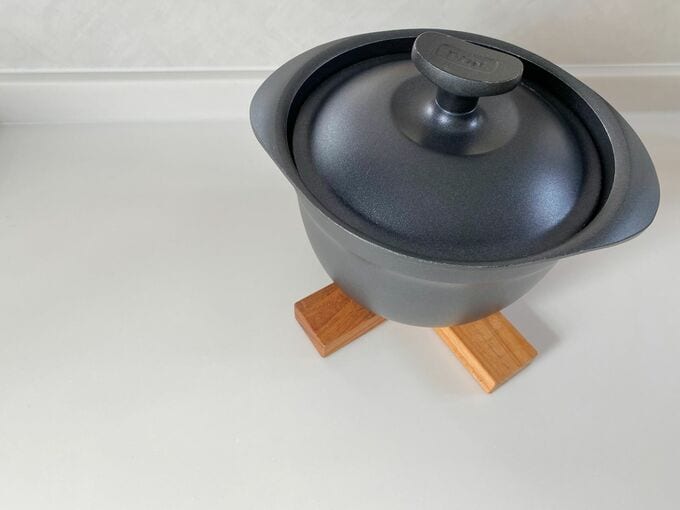 熱い鍋を使用する際は鍋敷を使う