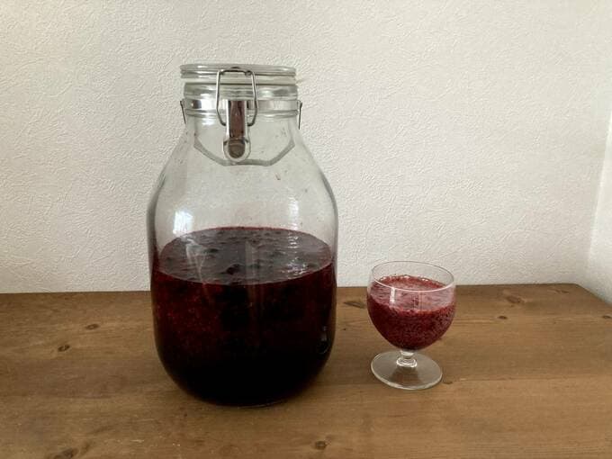 ビンとグラスに自家製サワーシロップ