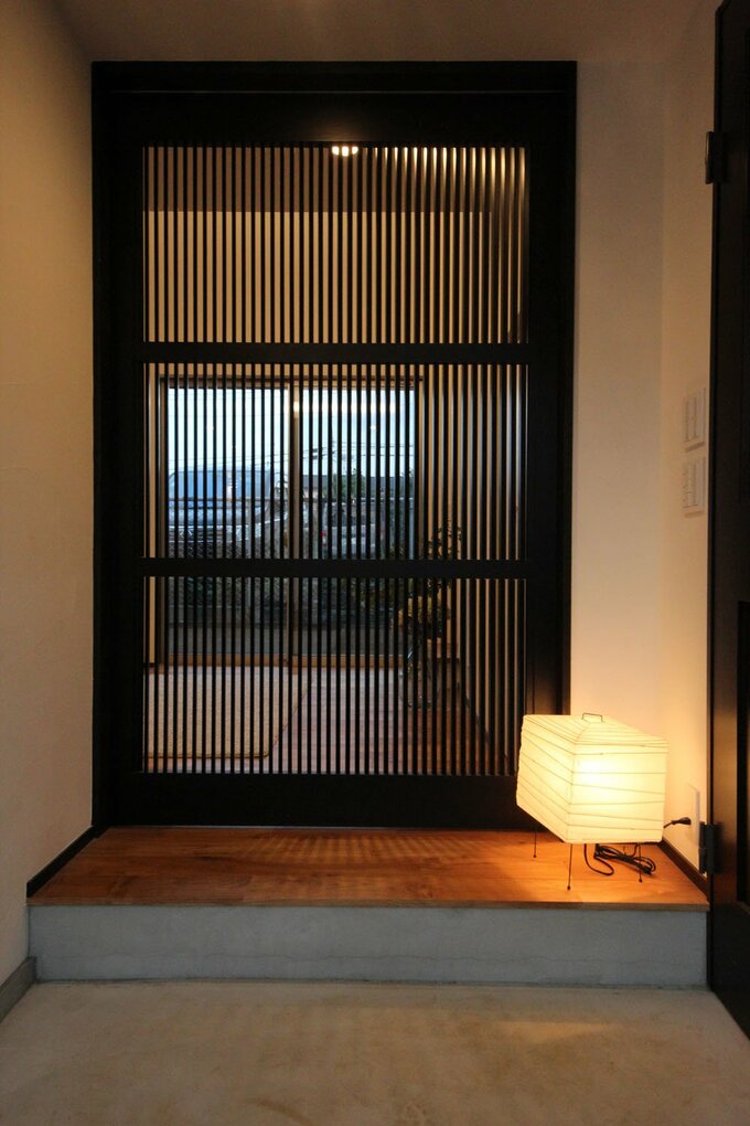 格子戸を閉めた様子