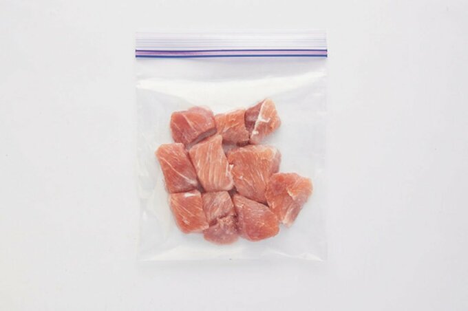 保存袋に角切り肉