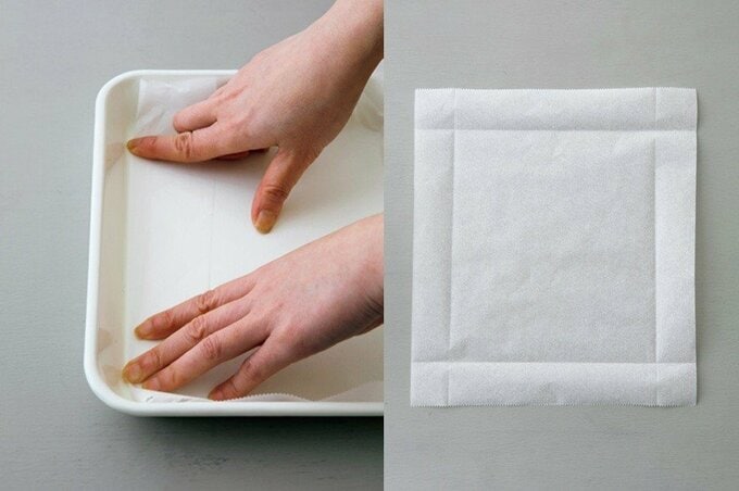 折り目と切り目を入れたクッキングシートとそのクッキングシートをバットに敷く様子