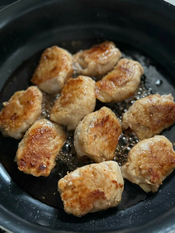 全体にしっかり焼き色がついたら（3）を回し入れ、全体に絡める。