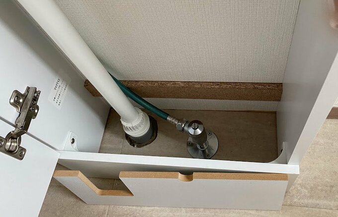 手洗い器の下の収納スペース