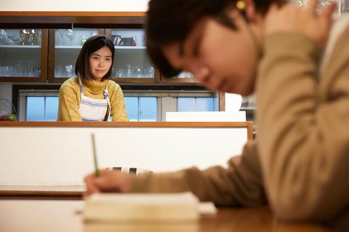 子どもを見守る母親