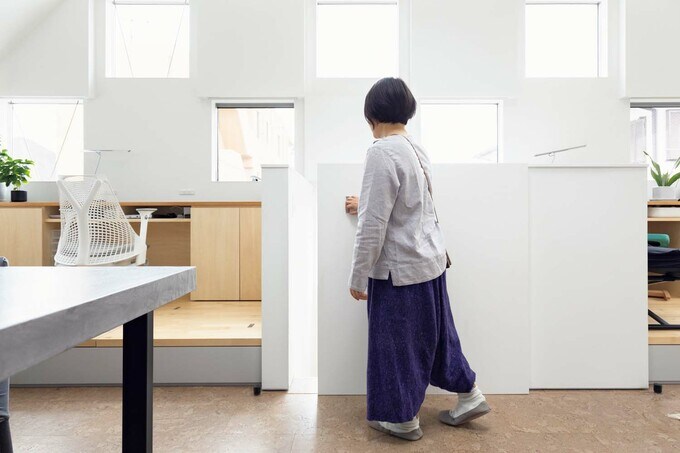 階段には腰高の扉を設置