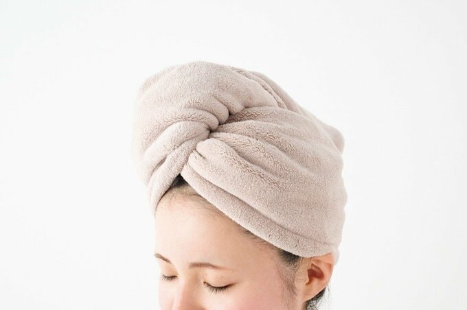 ヘアドライキャップを巻いた頭