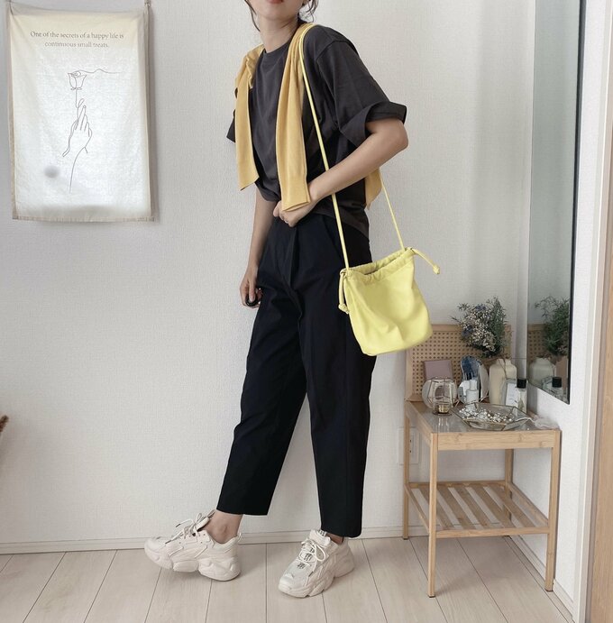 イエローを差し色にして地味色も華やかに