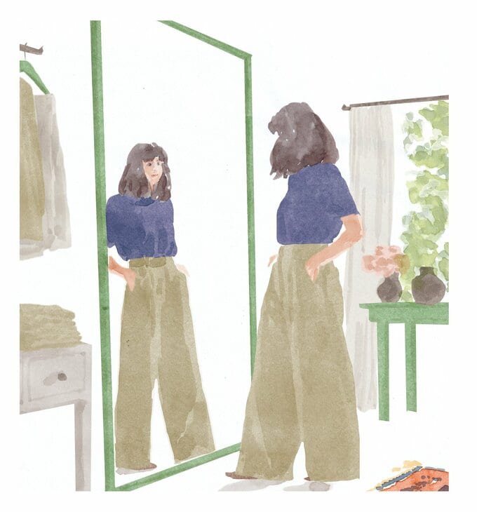 鏡で服装を確認している様子