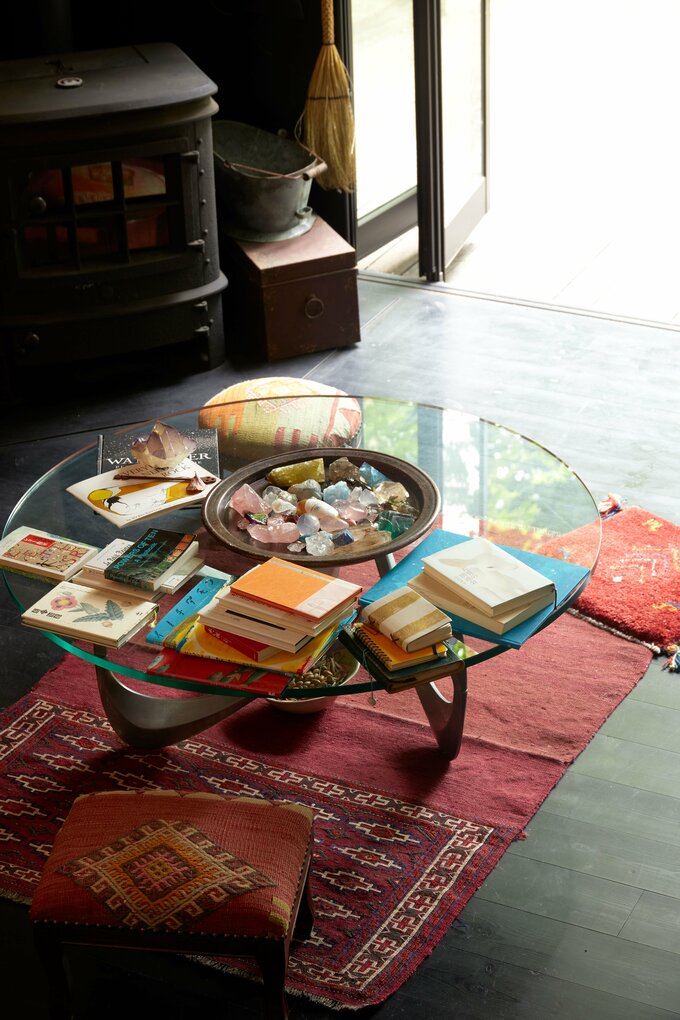 ガラステーブルと本