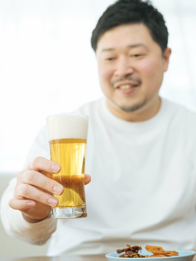 グラスを持つTatsuyaさん