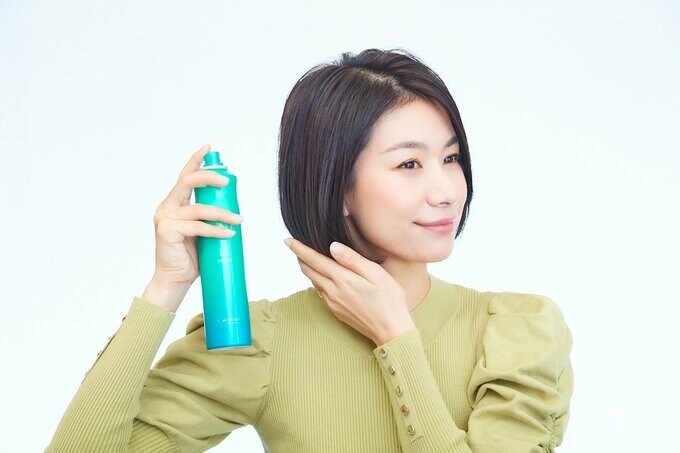 スプレーをする女性