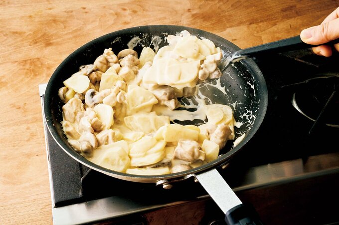 フライパンから持ち上げる様子