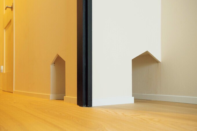 家の形にくり抜かれたキャットスルーの寄り写真