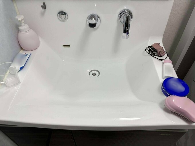 散らかっている洗面台の様子