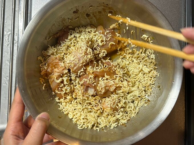ラーメンをお肉にまぶす