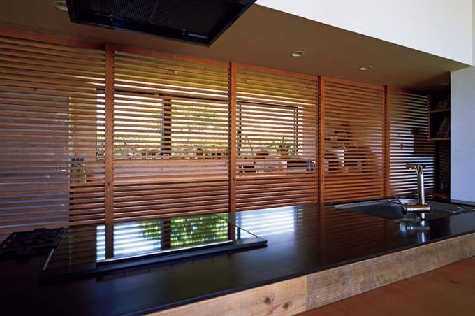 ルーバーで仕切ったパントリー