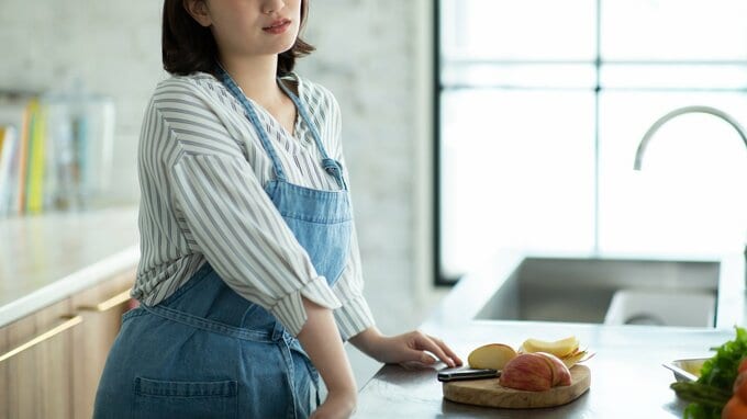 怒りをおさえる女性