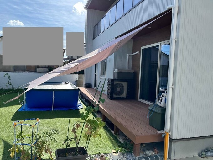 家の外観とウッドデッキ