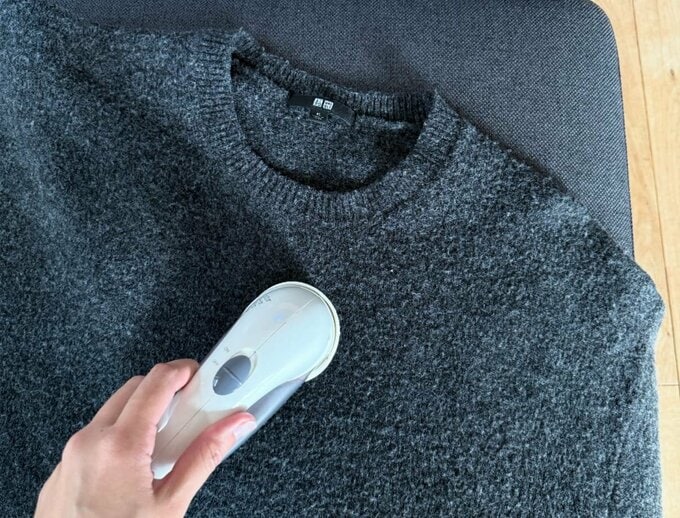 毛玉クリーナーをかけている