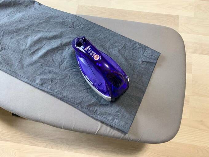 洋服にアイロンをかけている様子