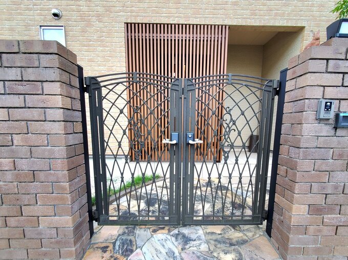 門扉と玄関前の格子