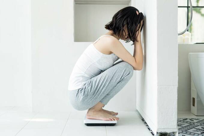 頭をかかえる女性