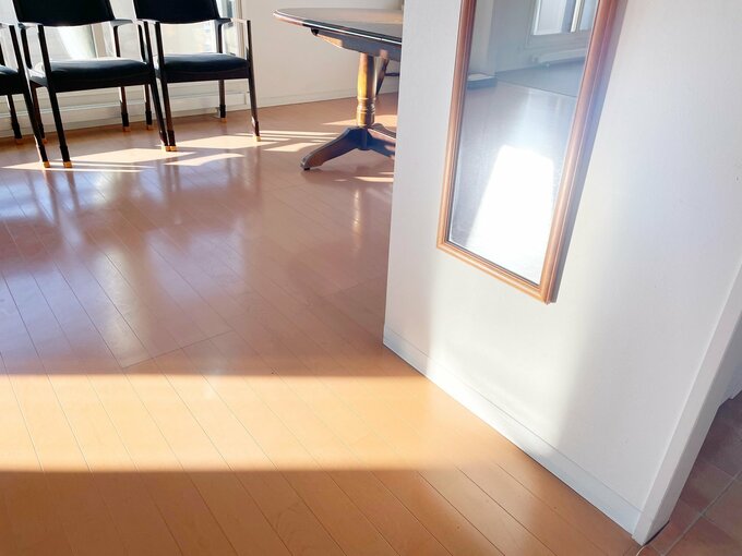 部屋を広く見せる鏡