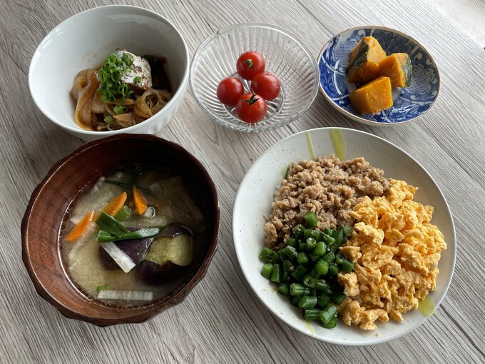 ある日のみるくさんの食事。野菜が中心の献立です