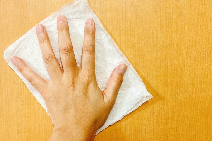 ペーパータオルで拭く様子