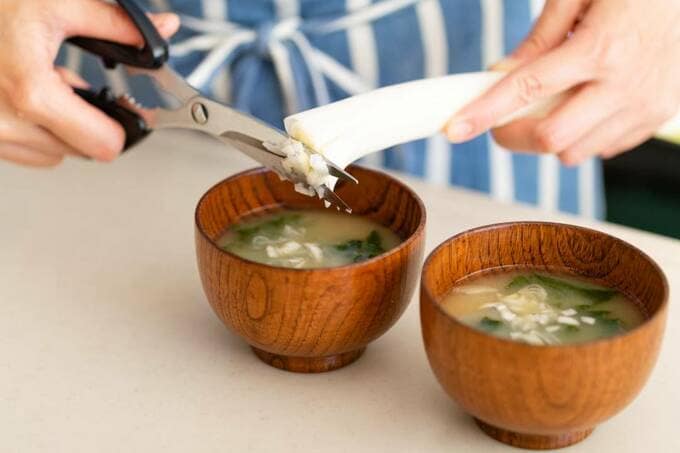 ネギをキッチンバサミで刻む様子