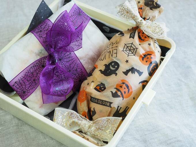 無地のワックスペーパーで包んだサンドウィッチやお菓子