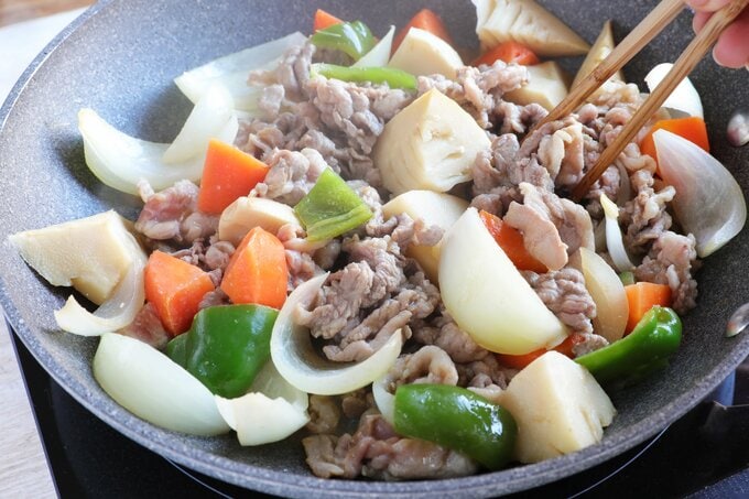豚肉と野菜を炒める